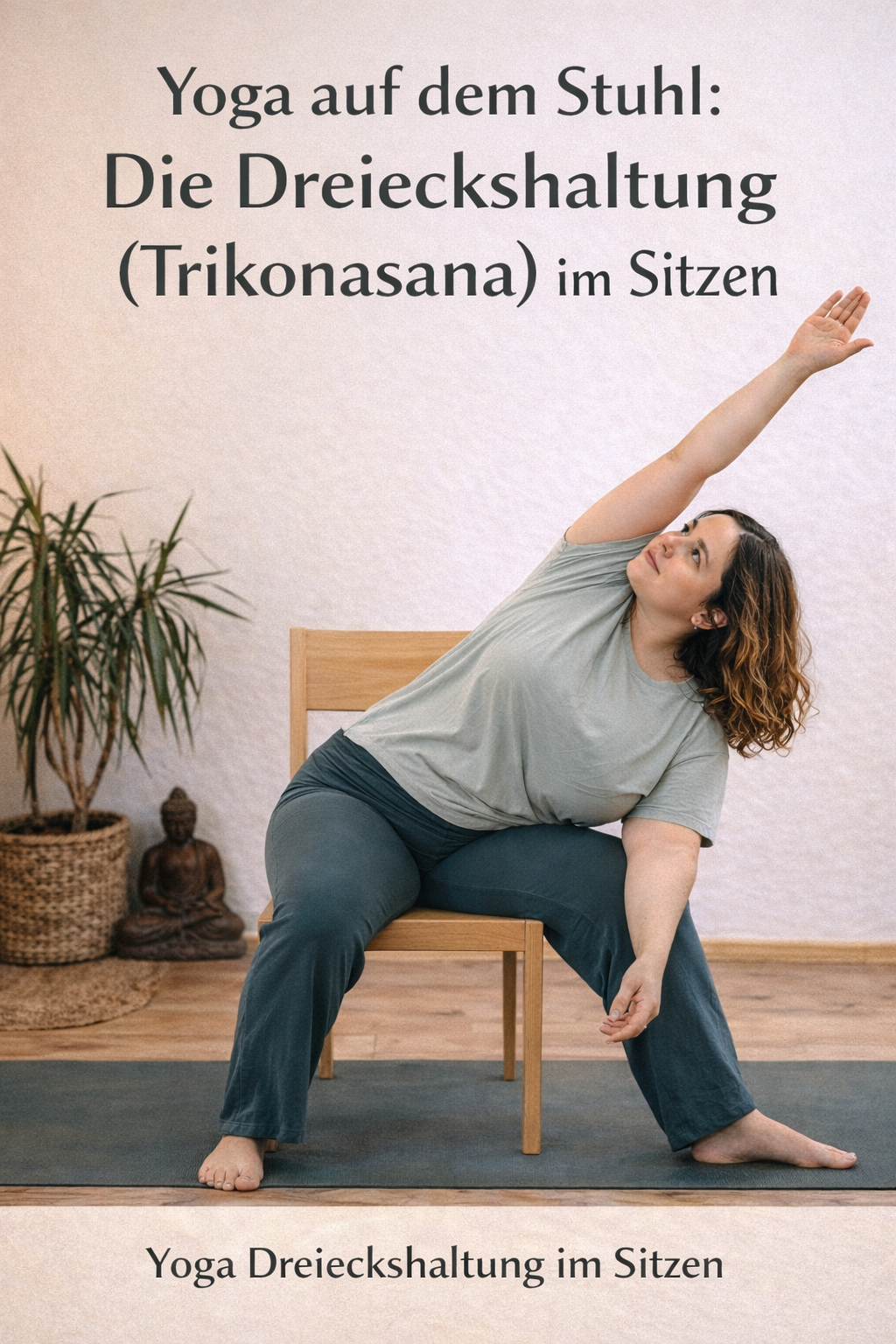 Yoga im Sitzen: Dreieckshaltung auf dem Stuhl